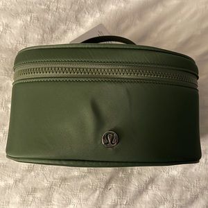 Lululemon Oval Top-Access Kit 3.5L, army green.